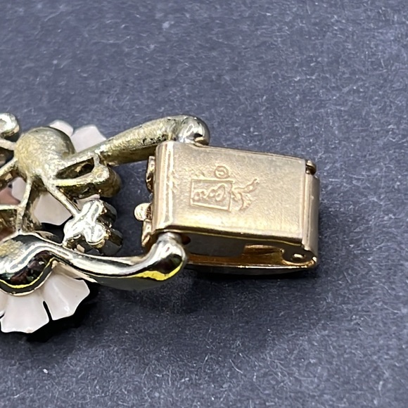 Vintage Coro Pegasus flower bracelet - Picture 6 of 6
